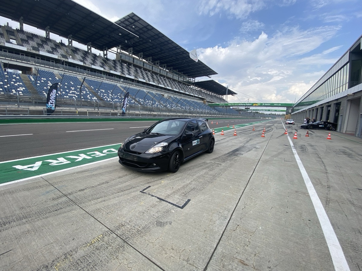Renault Clio 3 RS in the pit lane during a Time Attack Cup round