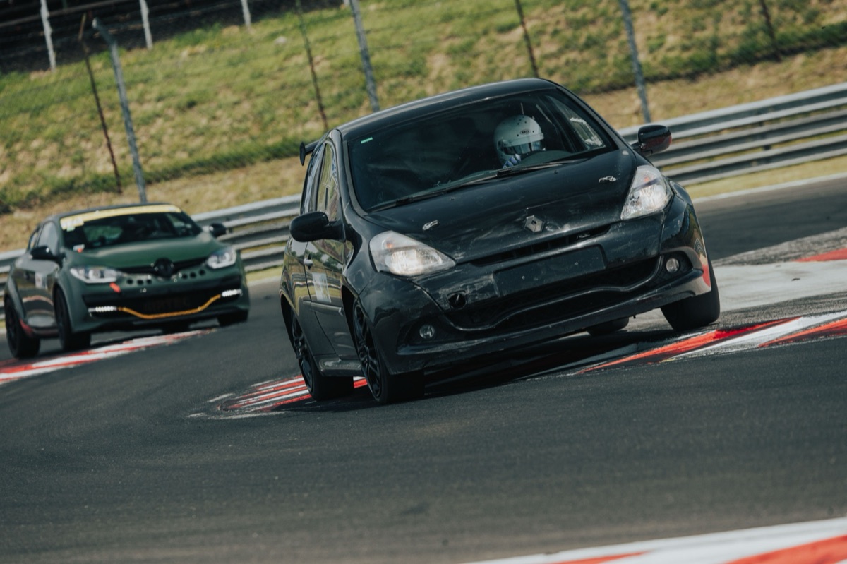 Garage prep on the Clio between sessions