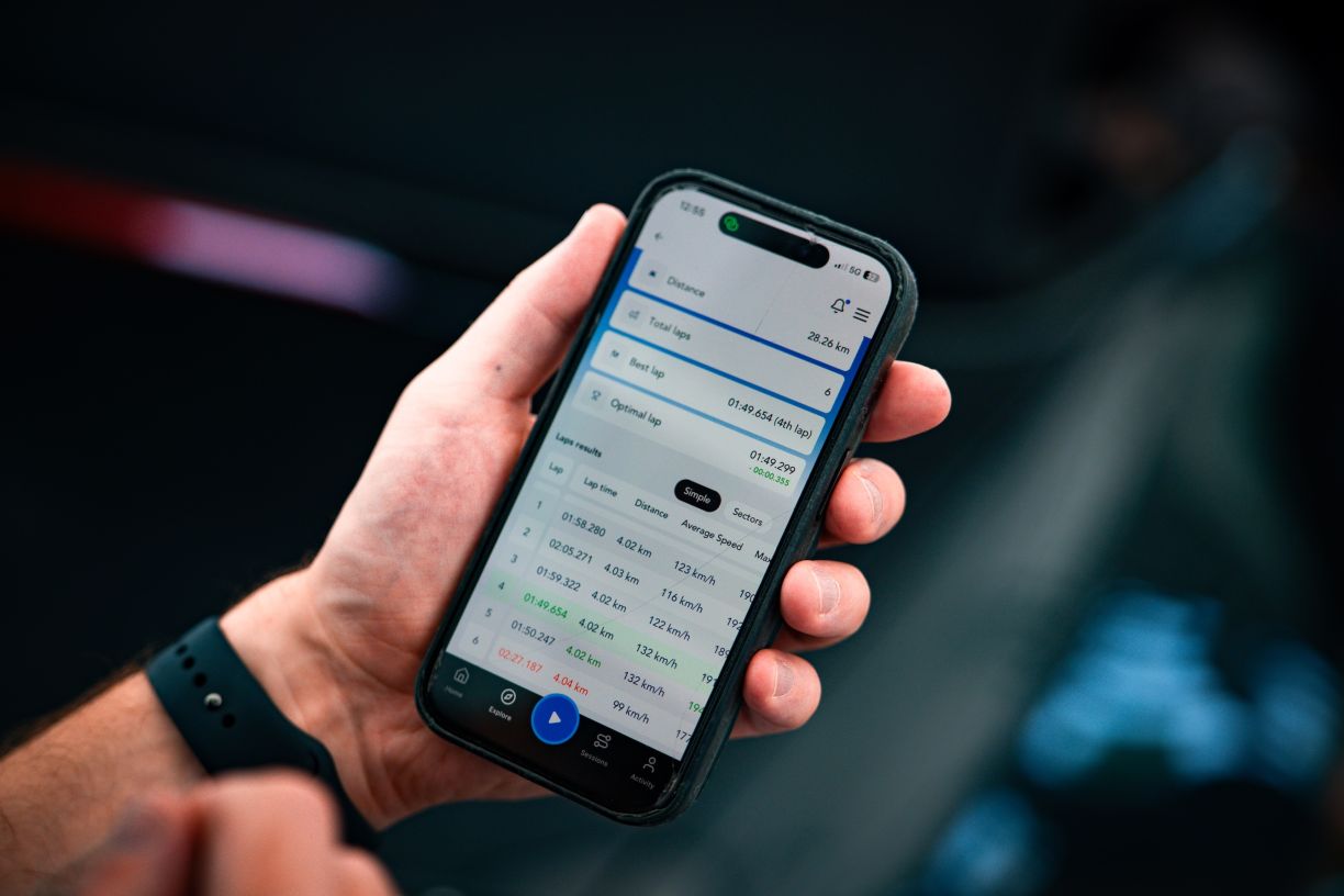 The lap table on the phone, with the best lap and the theoretical best lap